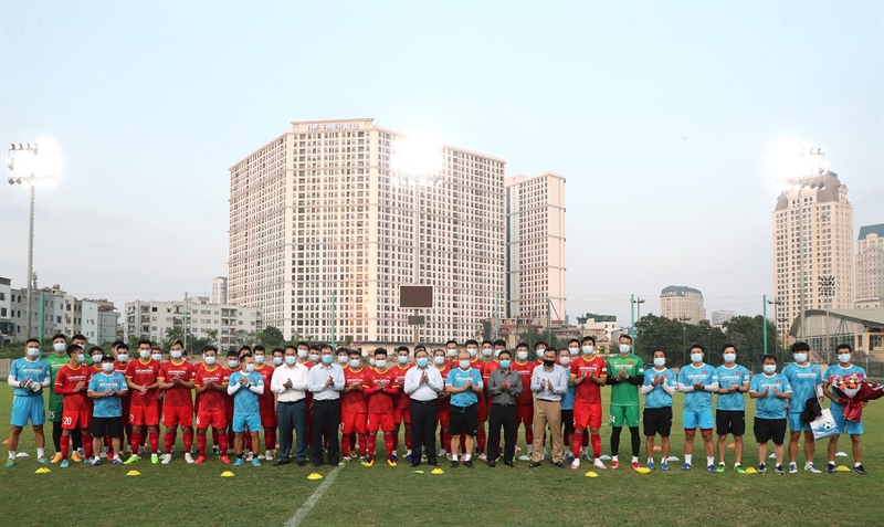Bộ trưởng Nguyễn Văn Hùng, Thứ trưởng Hoàng Đạo Cương thăm và động viên Đội tuyển bóng đá nam quốc gia trước khi lên đường dự Vòng loại thứ hai World Cup 2022 Ảnh: VHO